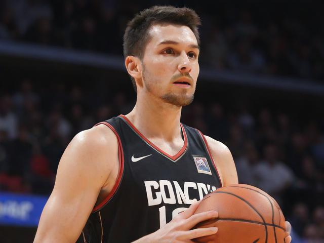 开云体育_ NBA中的心理斗争：压力下的决策与表现，nba球员压力大吗