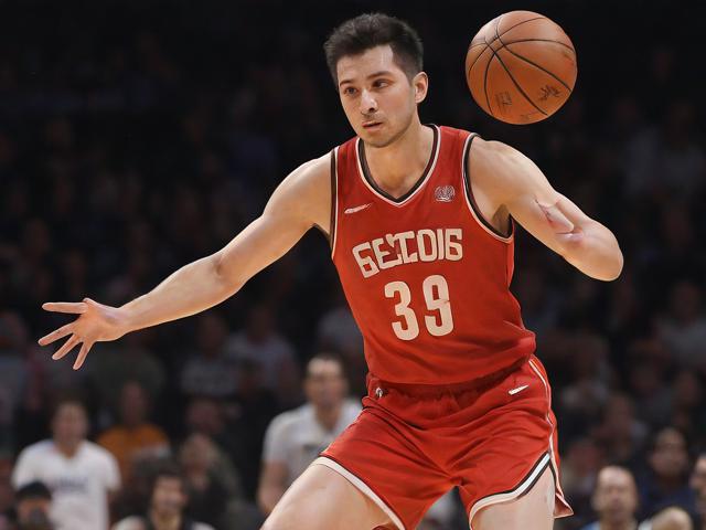 开云体育_ NBA历史上的经典对决：重温赛季中的对抗，nba对战表2021