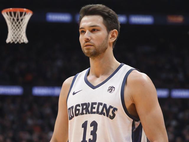 开云体育_ NBA季后赛中的决胜时刻：历史性的瞬间重温，nba赛程开拓者赛程表