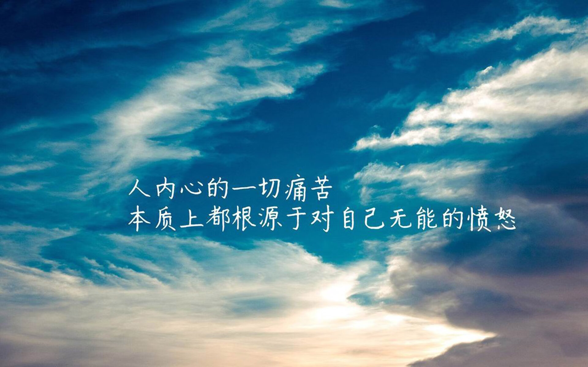 国际足球比赛中球员们展现出全力以赴的拼搏态度，足球队员比赛