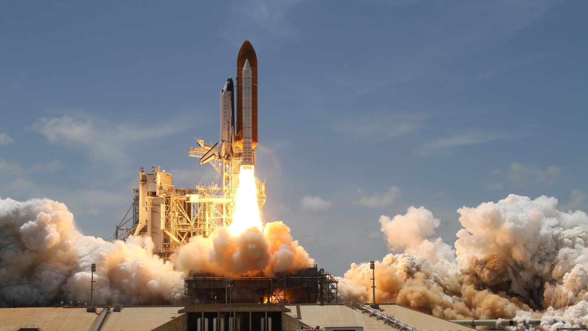 拜仁慕尼黑攻防两端表现稳定，德甲领跑